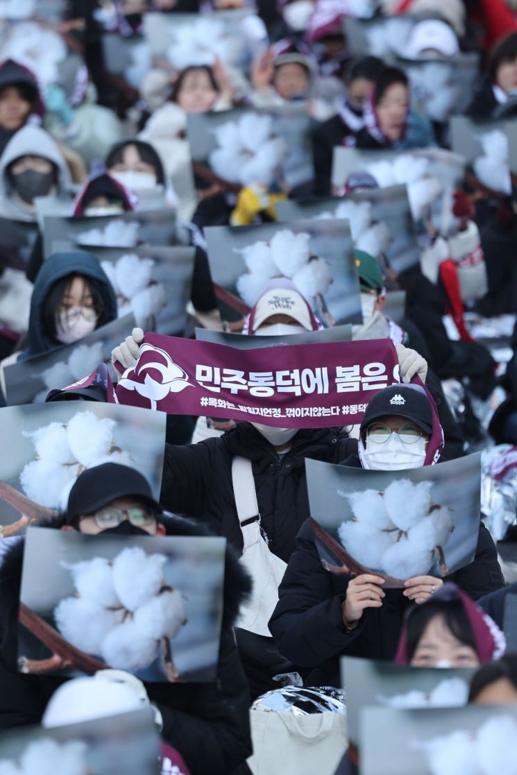 덕여대 재학생연합이 9일 서울 종로구 북인사마당에서 열린 동덕여대 재단 규탄 집회에서 구호를 외치고 있다. 연합뉴스