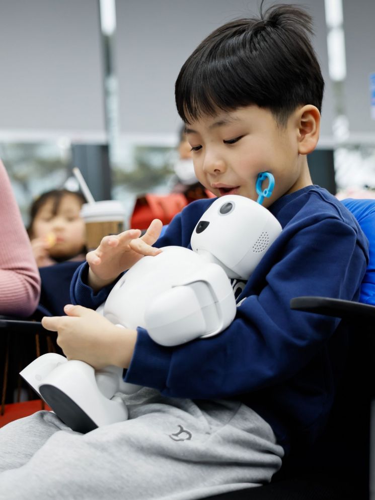 송파구, 전국 지자체 최초 '영어교육용 AI 로봇' 보급
