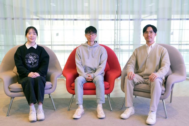 연구진.(우측부터) 곽원진 교수, 이현욱 연구원, 윤홍빈 연구원. UNIST 제공