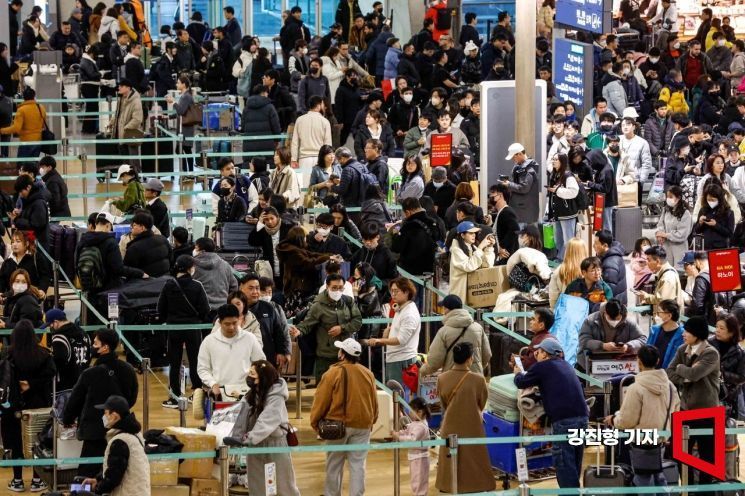 지난 24일 인천국제공항 제1여객터미널을 찾은 여행객들이 발권하기 위해 줄을 서고 있다.