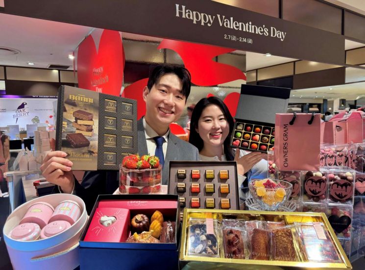 [포토]"달콤한 마음 전해요"…롯데百, 밸런타인데이 디저트 팝업