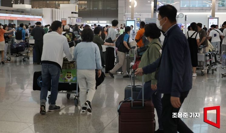 지난 9월 인천국제공항 제1여객터미널 출국장이 연휴기간 해외여행을 떠나는 인파들로 붐비고 있다.