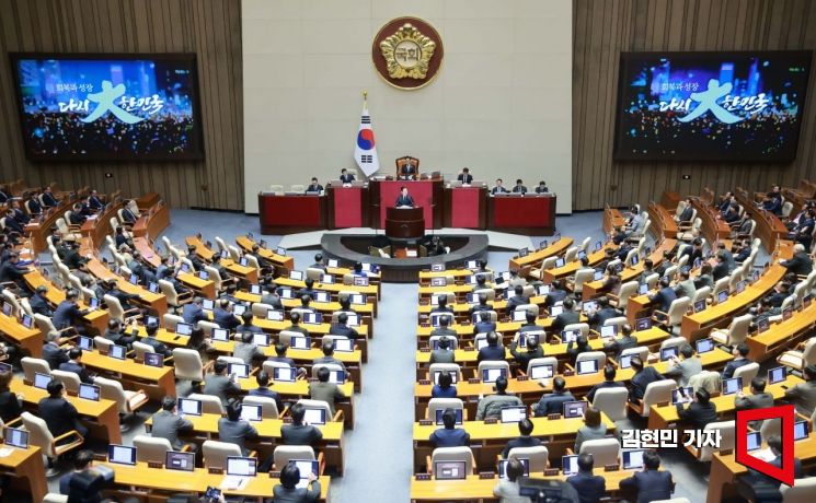 이재명 더불어민주당 대표가 10일 국회에서 열린 본회의에서 교섭단체 대표연설을 하고 있다.  2025.2.10 김현민 기자