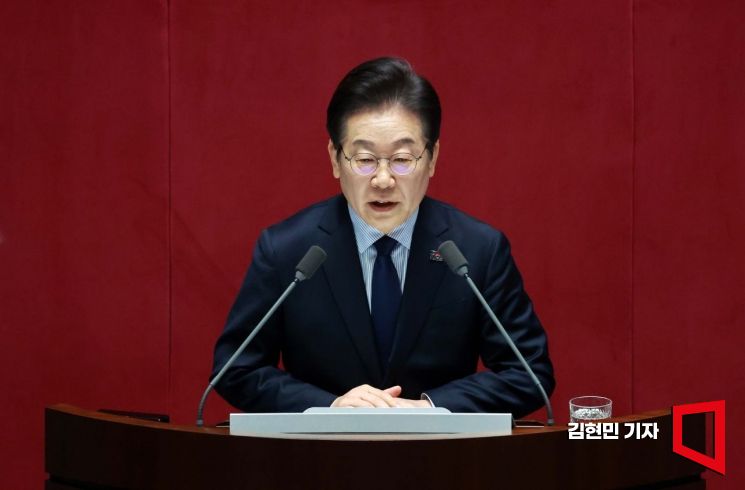이재명 더불어민주당 대표가 10일 국회에서 열린 본회의에서 교섭단체 대표연설을 하고 있다.