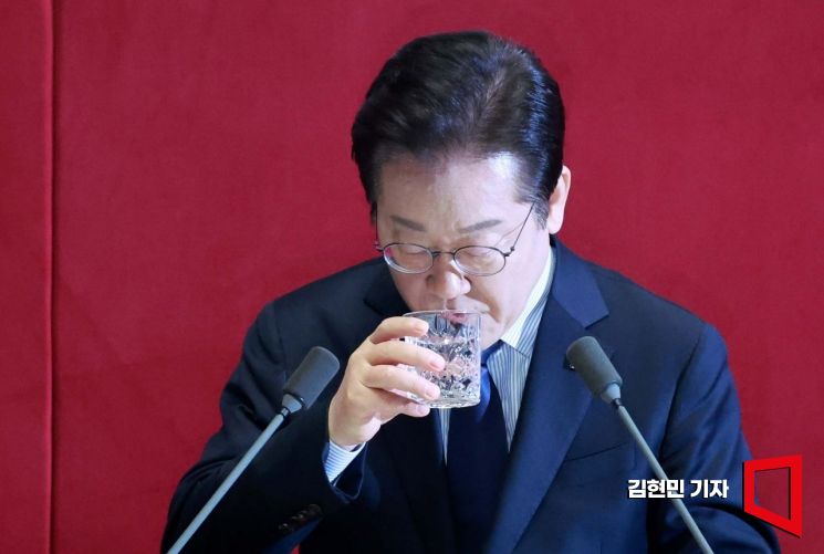 이재명 더불어민주당 대표가 10일 국회에서 열린 본회의에서 교섭단체 대표연설을 하고 있다.  2025.2.10 김현민 기자