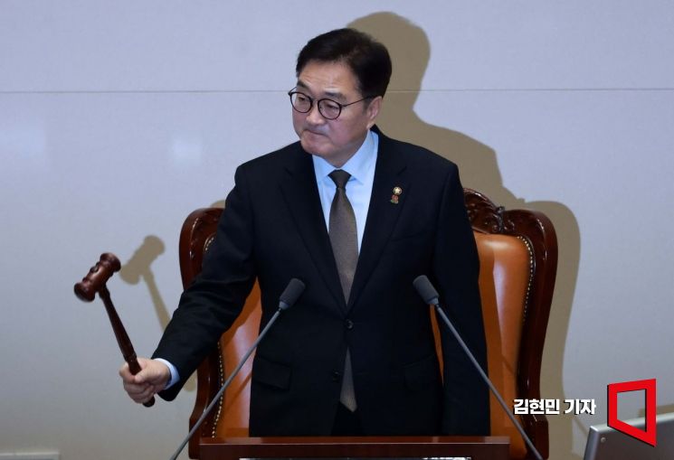 우원식 국회의장이 10일 국회에서 열린 본회의에서 의사봉을 두드리고 있다.  2025.2.10 김현민 기자