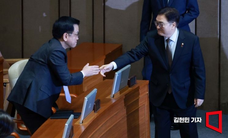 [포토] 악수하는 최상목-우원식