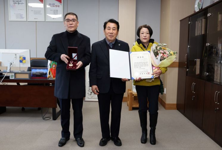 양산시는 10일 정희춘님에게 국방부장관을 대신해 훈장증과 화랑무공훈장을 전수했다. 양산시 제공