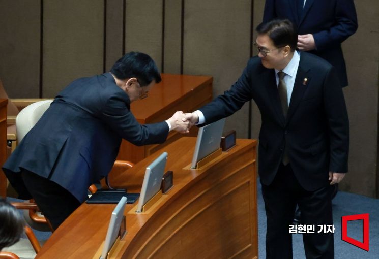 [포토] 우원식 의장과 인사하는 최상목 권한대행