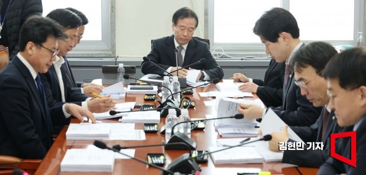 [포토] '합성니코틴 규제' 담배사업법 개정안, 국회 기재위 경제소위 상정