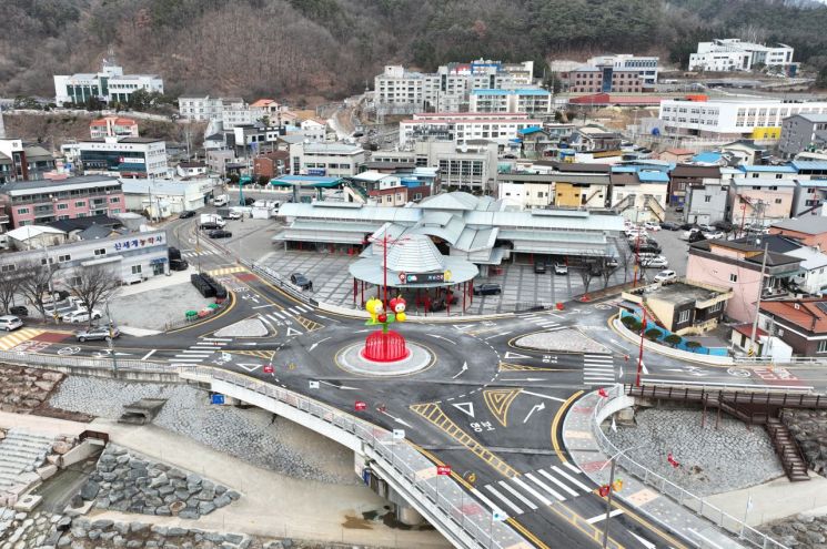 청송시장 회전교차로 설치, 불법 주·정차 무인단속 시행. 청송군 제공