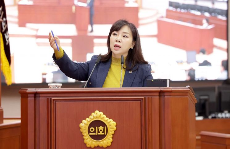 김민숙 대전시의원이 10일 본희의장에서 대전교육청의 무상 교복 정책에 대한 문제점을 지적하고 있다. / 대전시의회