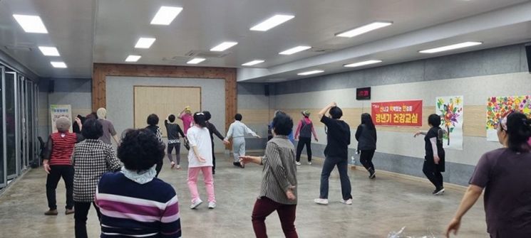 갱년기 여성들을 대상으로 건강 교실을 운영하고 있다. 신안군 제공