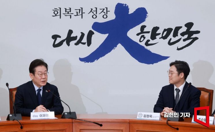 [포토] 김정욱 신임 변호사협회장과 만나 대화하는 이재명