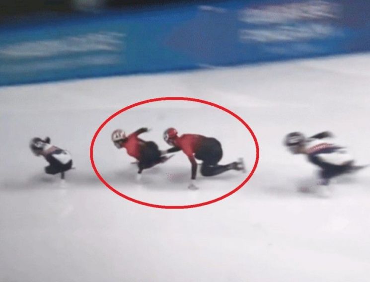 지난 8일 남자 쇼트트랙 500m 결승 당시 같은 팀 린샤오쥔의 몸을 밀어주는 듯한 쑨룽의 모습. 서경덕 페이스북 캡처