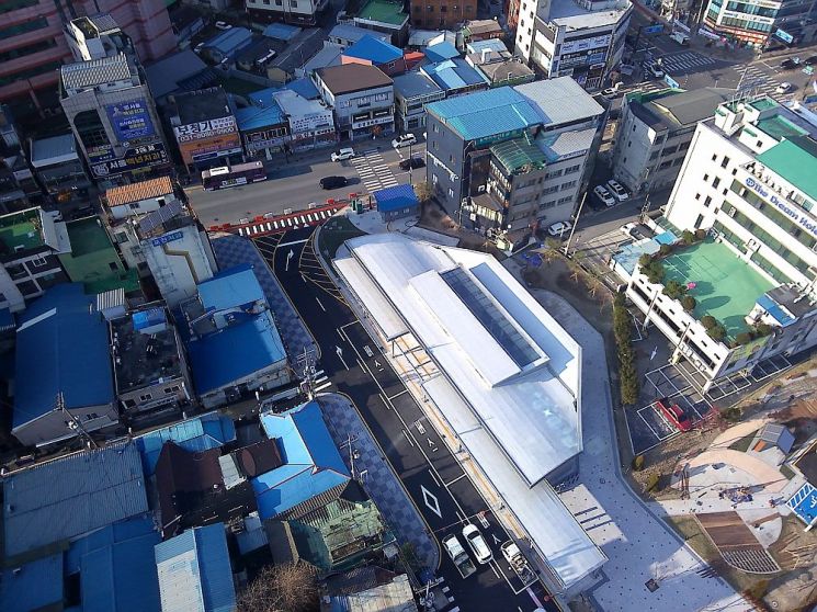 경기 포천공영버스터미널이 20년 만에 대대적인 리모델링을 마치고 지난달 20일 개통했다. 포천시 제공