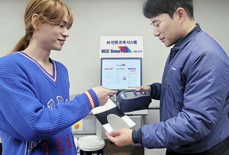 KCC는 11일 인공지능(AI) 인캔 조색 시스템인 ''KCC Smart 2.0' 상용화에 성공했다고 밝혔다. KCC 제공