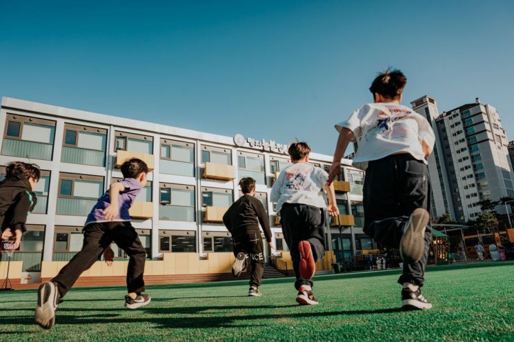 부산 학교에서 아이들이 뛰어 놀고 있다. 부산시 제공