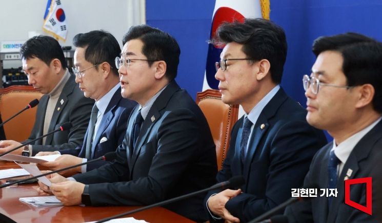 박찬대 더불어민주당 원내대표가 11일 국회에서 열린 원내대책회의에서 발언하고 있다. 2025.2.11 김현민 기자