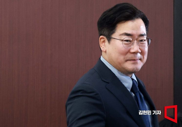 [포토] 회의장 들어서는 박찬대