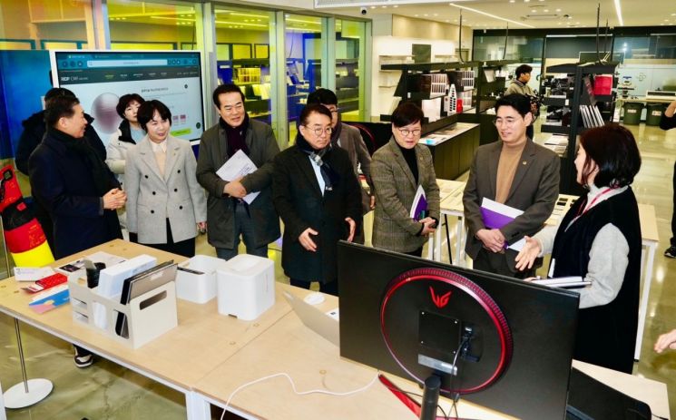 광주시의회 교육문화위원회 위원들이 지난 10일 광주디자인진흥원을 방문, 아시아캐릭터랜드 조성 등 역점사업에 대한 보고를 받았다. 광주시의회 제공
