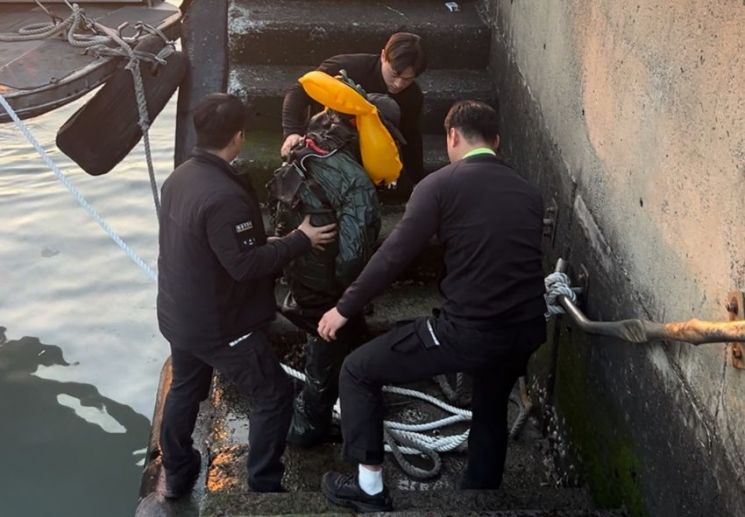 목포해경 진도파출소 직원들이 익수자를 구조하고 있다. 목포해양경찰서 제공