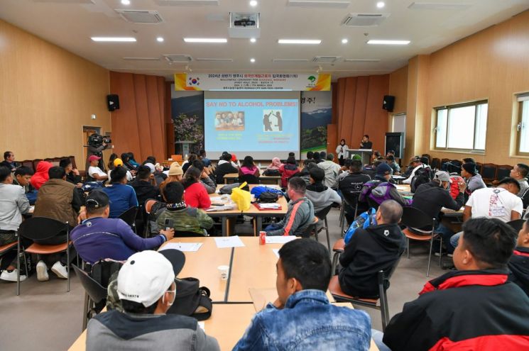 영주시 농업기술센터에서 외국인 계절근로자 입국환영회를 진행하고 있다.