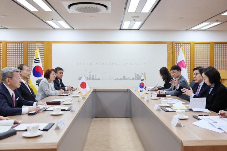 박형준 부산시장과 키시모토 슈헤이 와카야마현 지사 등 두 도시 관계자들이 지난 10일 오후 3시 부산시청에서 워케이션 활성화 방안에 대해 논의하고 있다.