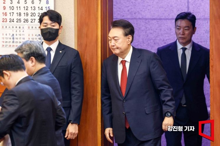 [포토] 헌법재판소 심판정 들어서는 윤석열 대통령