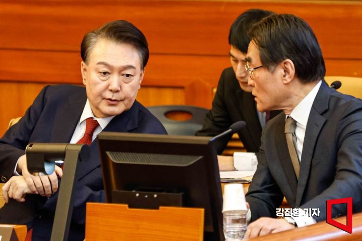 윤석열 대통령이 11일 서울 종로구 헌법재판소에서 열린 탄핵심판 7차 변론에 출석했다.