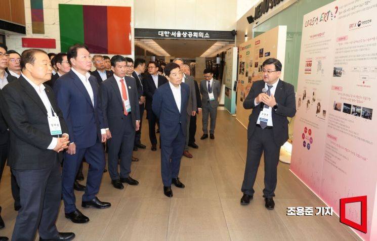 [포토] ERT 전시월 둘러보는 최태원 회장 