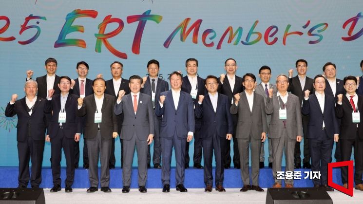 [포토] 기념촬영하는 ERT 멤버스데이 참석자들 