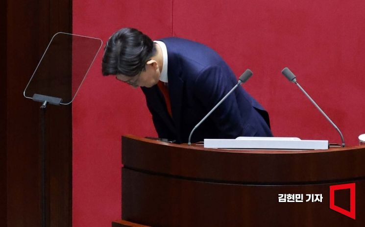 [포토] 인사하는 권성동 원내대표