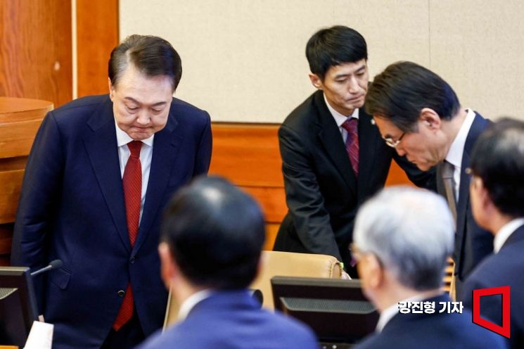[포토] 변호인단과 인사하는 윤석열 대통령