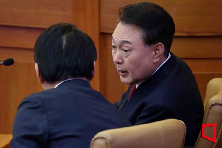 [속보]尹 "줄탄핵이 국회 권한이면 비상계엄도 대통령의 권한"