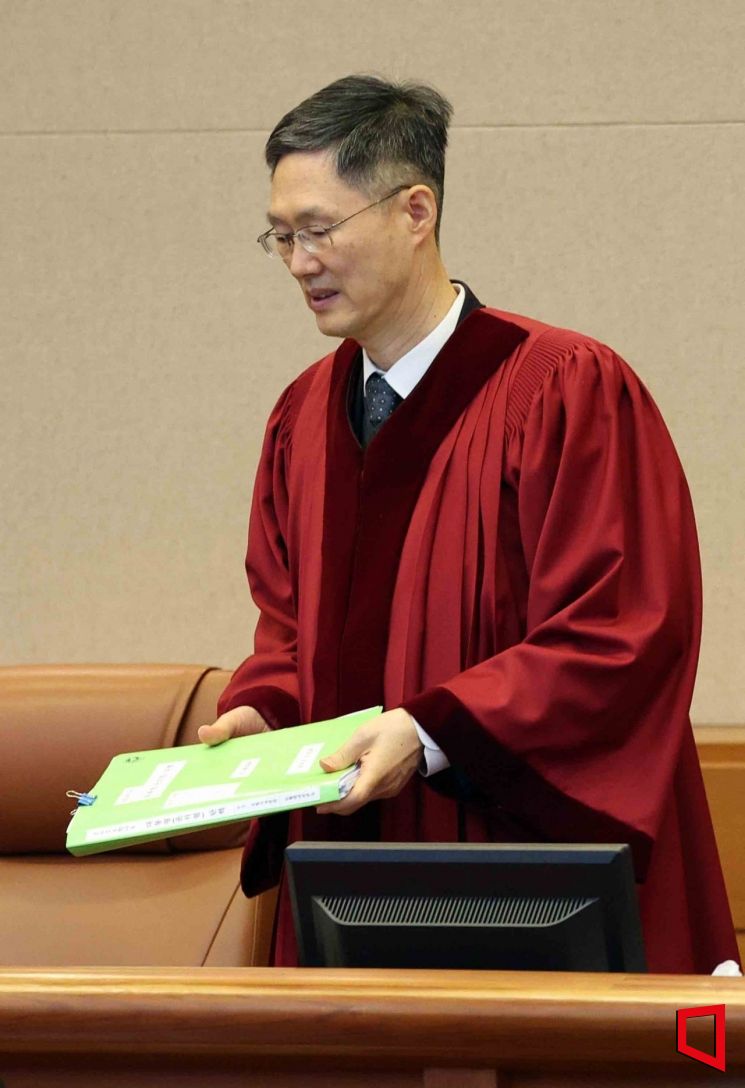 11일 서울 종로구 헌법재판소에서 열린 윤석열 대통령 탄핵심판 7차 변론기일에 문형배 헌법재판소장 권한대행이 입장하고 있다. 사진공동취재단