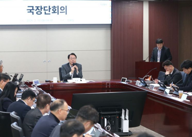 정명근 화성시장이 치안 행정 공백 해소를 위한 국장단 회의를 주재하고 있다. 화성시 제공