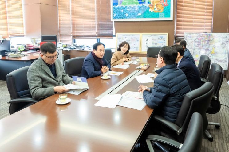 이권재(왼쪽 두번째) 오산시장이 지역난방 열 공급업체인 DS파워측과 요금 인하 방안을 논의하고 있다. 오산시 제공