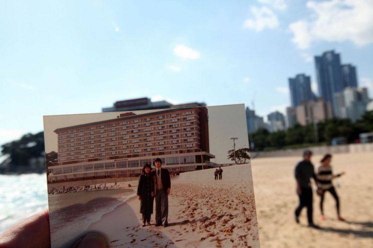 사진 한 장에 30년 전의 연인들과 지금의 연인들이 있다. 부산 해운대, 1982 / 2012