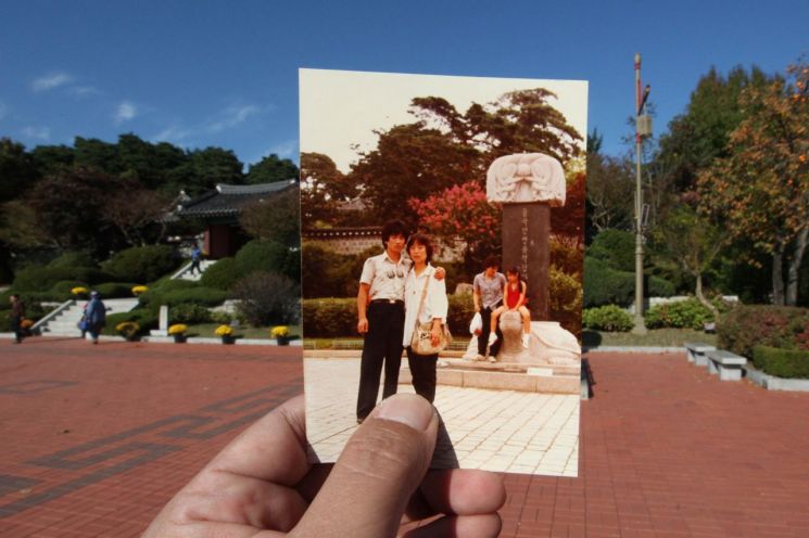 사진에 함께 찍힌 저들은 어떤 시간 어느 자리에 있을까, 궁금했다. 강릉 오죽헌, 1984 / 2012