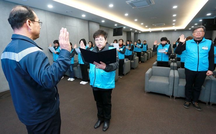 현대제철 당진제철소가 11일 사우 배우자로 구성된 마중물 주부 봉사단 9기 출범을 알리는 발대식을 가졌다. /현대제철