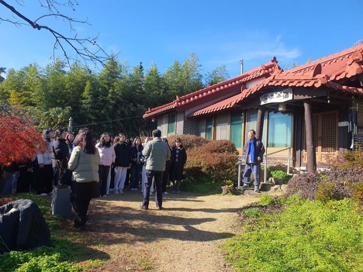 관광객들에게 한승원 작가 집필실 해산토굴을 설명하고 있다. 장흥군 제공