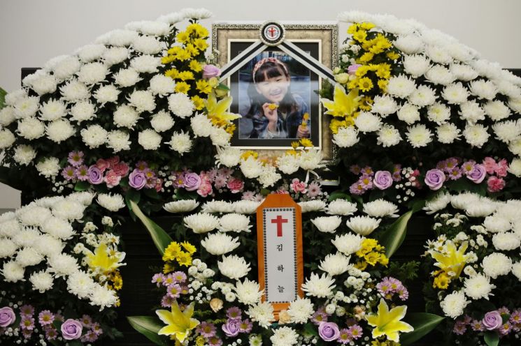 11일 대전 서구 한 장례식장에 대전 초등학교 살인사건 피해자인 김하늘(8)양의 빈소가 마련돼 있다. 연합뉴스