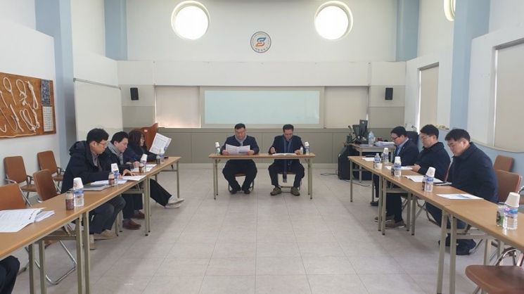 목포시 민간위탁사무 행정사무조사 특별위원회가 요트 마리나 현장을 방문해 컨소시엄 운영에 따른 애로사항을 청취하고 있다. 목포시의회 제공