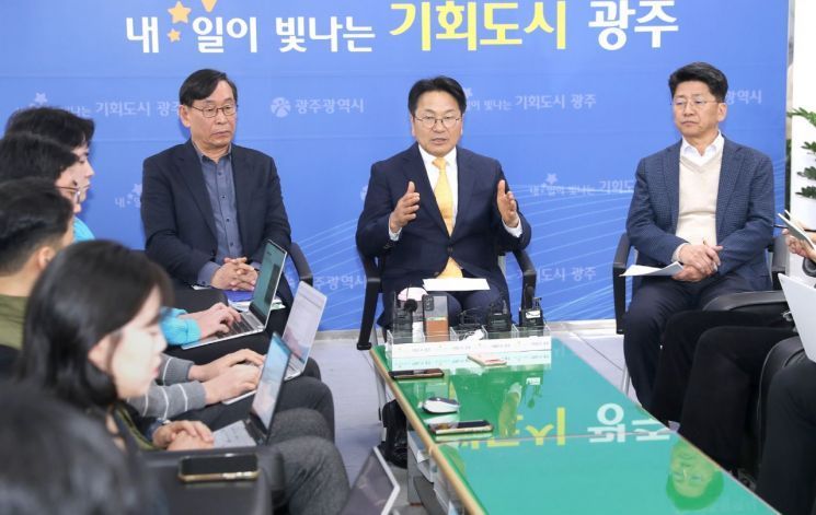 강기정 광주시장이 11일 오전 시청 5층 기자실에서 출입 기자들과 차담회를 갖고, 시정 주요 현안에 대해 설명하고 있다. 광주시 제공