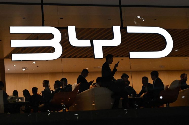 베이징 오토쇼에 전시된 BYD 로고 디스플레이. 연합뉴스 제공.