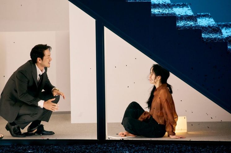 연극 '벚꽃동산'에서 호흡을 맞추는 배우 박해수(왼쪽)와 전도연[사진=LG아트센터 제공]