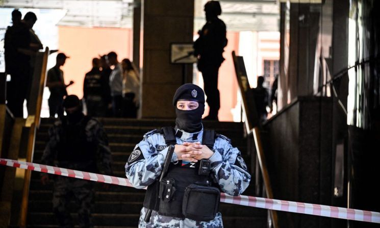 러시아 경찰이 지난해 9월18일(현지시간) 모스크바 와일드베리스 사옥의 입구를 봉쇄하고 있다. AFP·연합뉴스