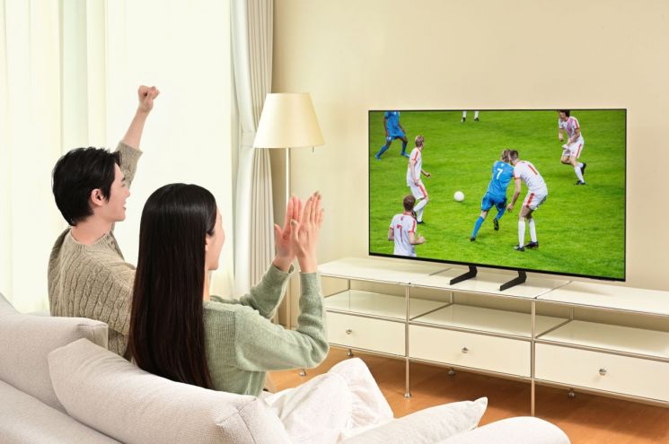 삼성전자 모델이 2025년형 삼성 OLED TV를 소개하고 있다. 삼성전자 제공.