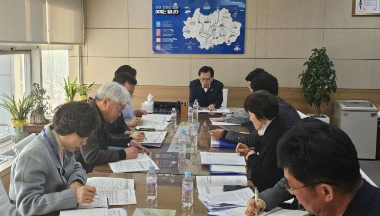 고광완 광주시 행정부시장이 지난 11일 오후 시청 행정부시장실에서 ‘신속 집행 회의’를 주재하고, 실·국별 추진 상황 등을 점검하고 있다. 광주시 제공